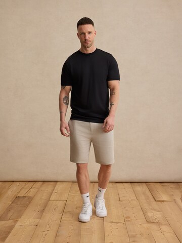 DAN FOX APPAREL Regular Shorts 'Logan' in Grau