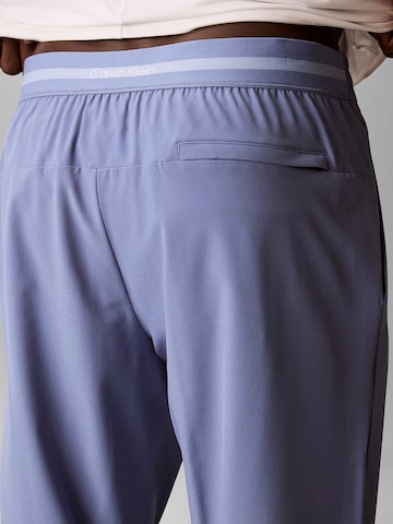 Calvin Klein Tapered Hose in Blau