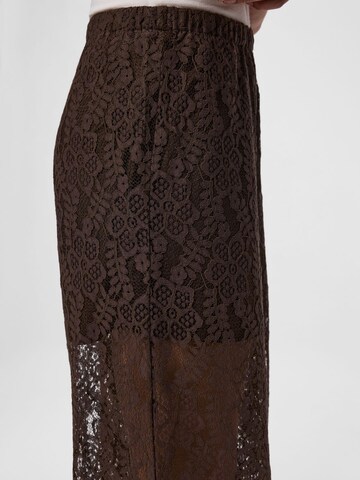 Effilé Pantalon 'PCAline' PIECES en marron