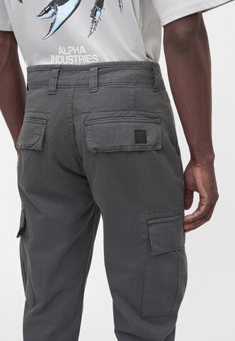 ALPHA INDUSTRIES Szabványos Cargo nadrágok 'Agent' - szürke