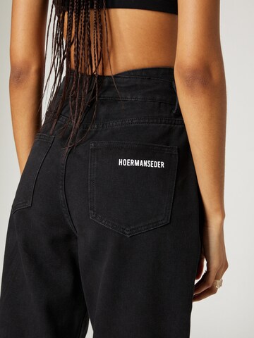 regular Jeans 'Emmy' di Hoermanseder x About You in nero