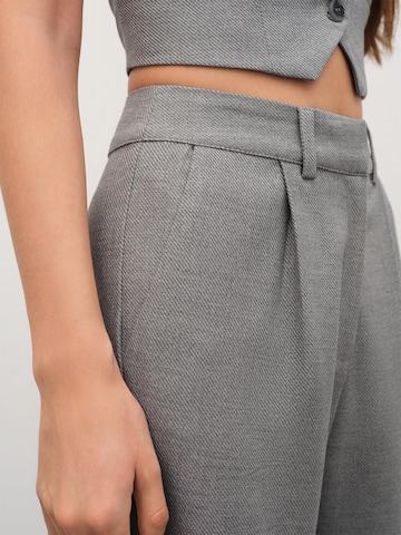 RÆRE by Lorena Rae Loose fit Pleat-Front Pants 'Donia Tall' in Grey