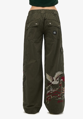 Superdry & Co Loosefit Cargobroek in Groen: voorkant