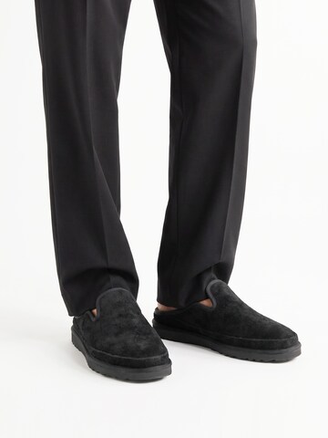 Dutch'D Papucs 'Ease (Size runs small, order one size up)' - fekete