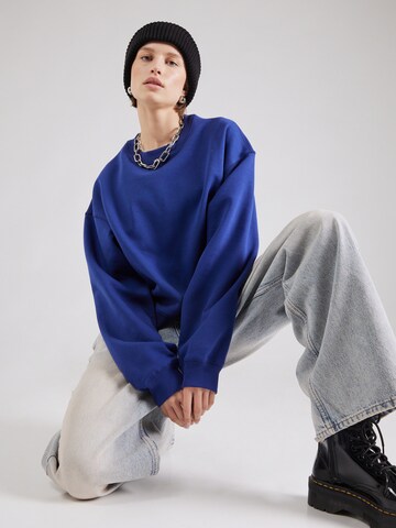 Sweat-shirt 'Essence Standard' WEEKDAY en bleu