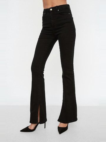 Flared Jeans di Trendyol in nero: frontale