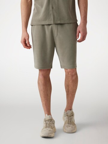 GUESS Regular Pants in Green: front