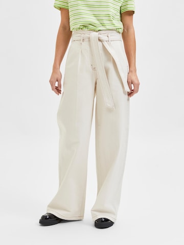 SELECTED FEMME Wide leg Pleated Jeans 'Rilay' in Beige: front