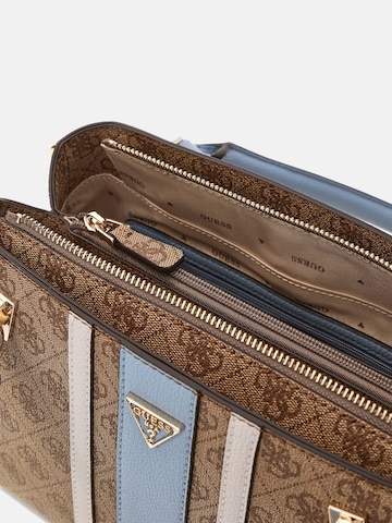 GUESS Schultertasche in Braun