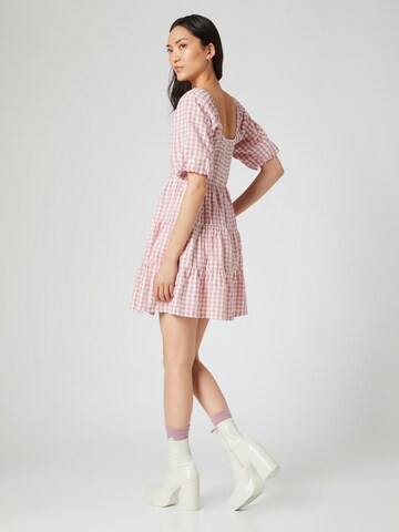 Robe 'Sunny' Daahls by Emma Roberts exclusively for ABOUT YOU en rose