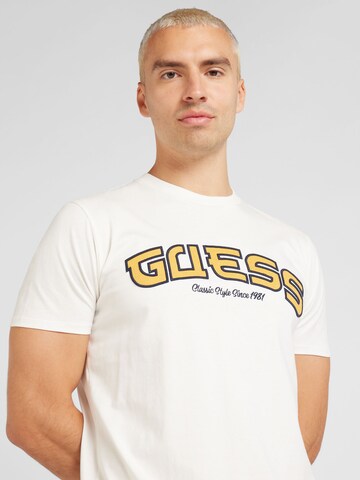 GUESS T-Shirt 'KOI FISH' in Weiß