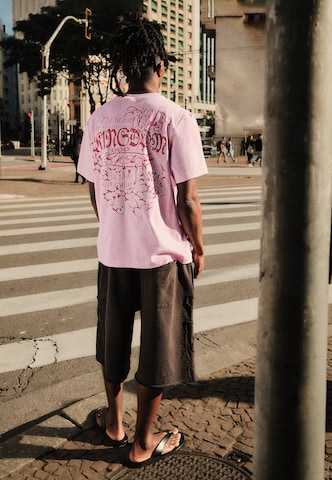 Tricou de la Bershka pe roz: față