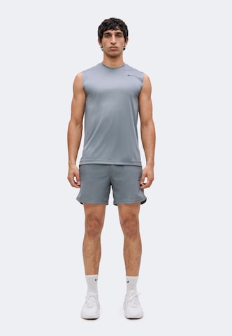 NIKE - Camiseta funcional en gris