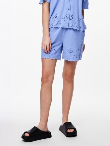 PIECES Regular Shorts 'ALMINA' in Blau: predná strana