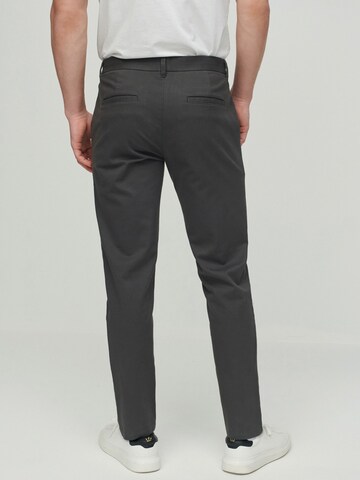 Next - regular Pantalón chino en gris
