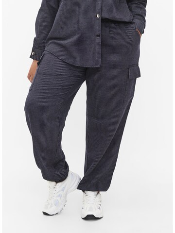 Zizzi Loosefit Cargohose 'XSTRIPE' in Blau: Vorderseite
