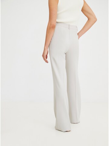 Flared Pantaloni 'Jillian' di ABOUT YOU x Iconic by Tatiana Kucharova in beige