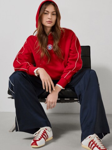 FC BAYERN MÜNCHEN Hoodie Essentials in Rot