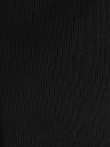 Top de la Pull&Bear pe negru