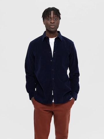 Coupe regular Chemise 'Regowen' SELECTED HOMME en bleu : devant