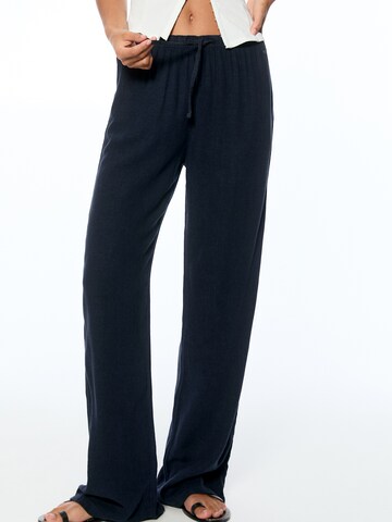 Pull&Bear Loose fit Trousers in Blue: front