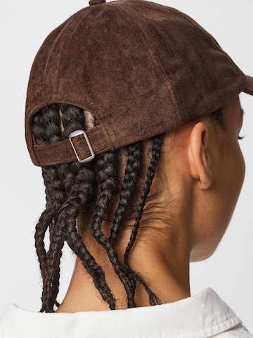 PIECES Cap in Braun