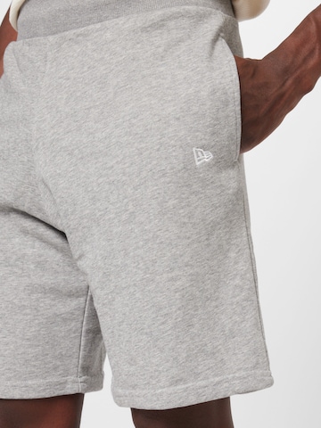 NEW ERA Regular Trousers in Grey