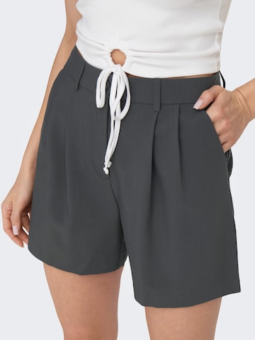 ONLY Regular Shorts 'Mathilde' in Grau