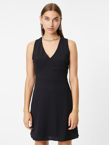 Trendyol - Vestido en negro: frente