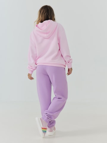 ABOUT YOU x Sharlota Sweatshirt 'Sharlota' in Roze