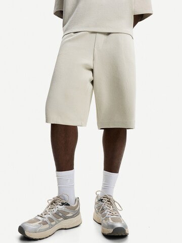 Bershka Loose fit Trousers in Grey: front
