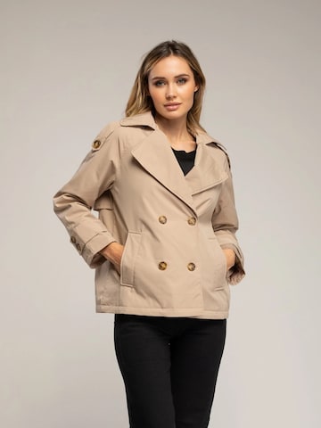 Tantra - Chaqueta de entretiempo 'Trench corto acolchado con doble botonadura, bolsillos laterales y vuelo en la espalda.' en beige: frente