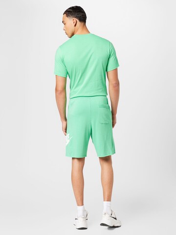 Loosefit Pantaloni 'CLUB ALUMNI' de la Nike Sportswear pe verde