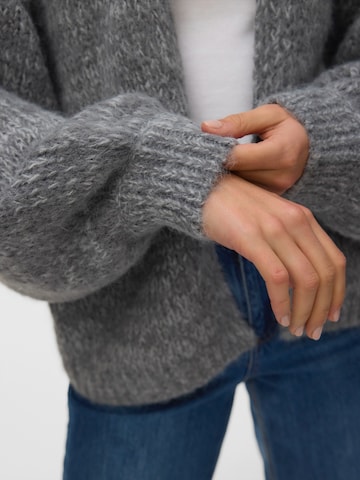 Geacă tricotată 'VMMAYBE' de la VERO MODA pe gri