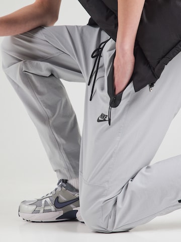 Nike Sportswear Дънки Tapered Leg Панталон в сиво