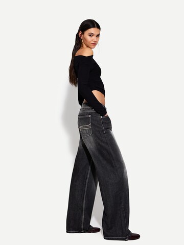 Bershka Široký strih Džínsy - Sivá