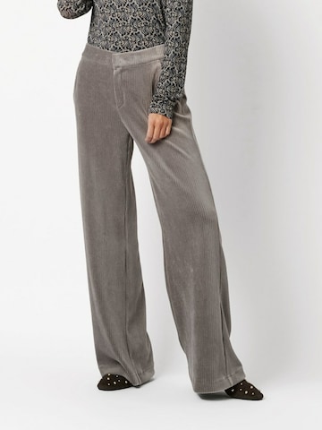 TONI Regular Broek in Grijs: voorkant