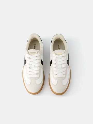 Sneaker bassa di Bershka in bianco