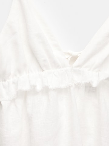 Top de la Pull&Bear pe alb