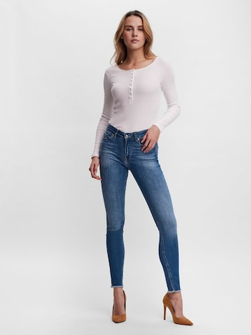 Skinny Jeans 'Peach' de la VERO MODA pe albastru