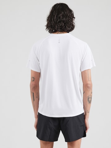 T-Shirt fonctionnel 'Stride' NIKE en blanc