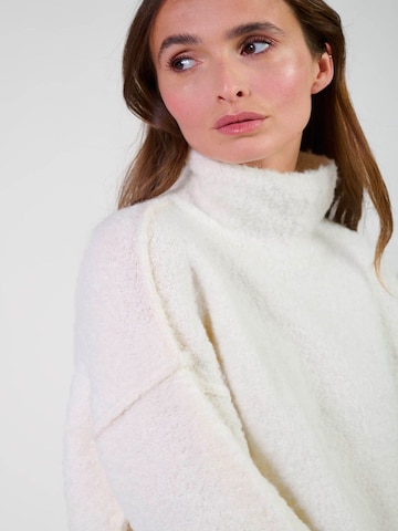Pull-over 'TELA' Le Temps Des Cerises en blanc