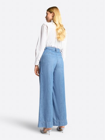 Wide leg Jeans con pieghe di Rich & Royal in blu