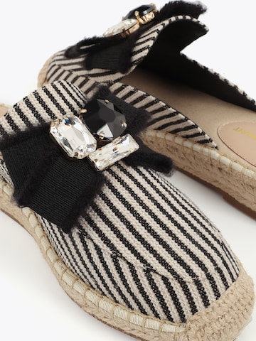 Lola Casademunt Pistokkaat värissä valkoinen