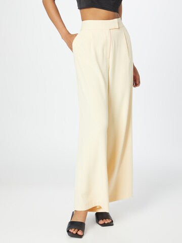 Forever New Wide leg Bandplooibroek 'Nylah' in Geel: voorkant