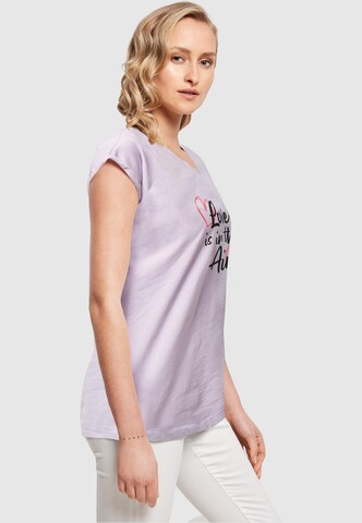 Merchcode T-Shirt 'Valentines Day - Love Is In The Air' in Lila