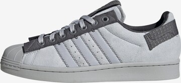 Baskets basses 'Superstar Parley' ADIDAS ORIGINALS en gris : devant