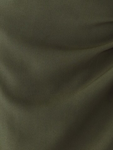 Rochie 'Fiora' de la BWLDR pe verde