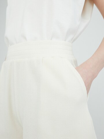 Regular Pantaloni 'Luzie' de la EDITED pe alb