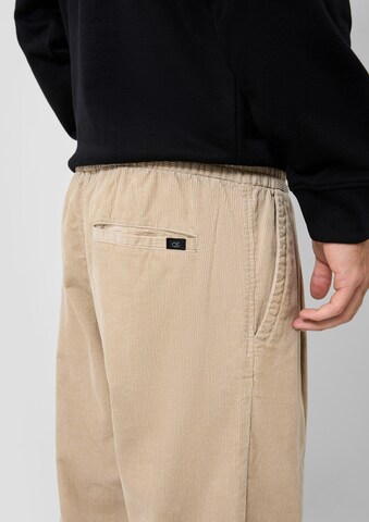 Regular Pantalon QS en beige : sur le côté
